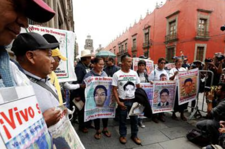 PADRES DE NORMALISTAS DE AYOTZINAPA ROMPEN EL DIÁLOGO CON AMLO